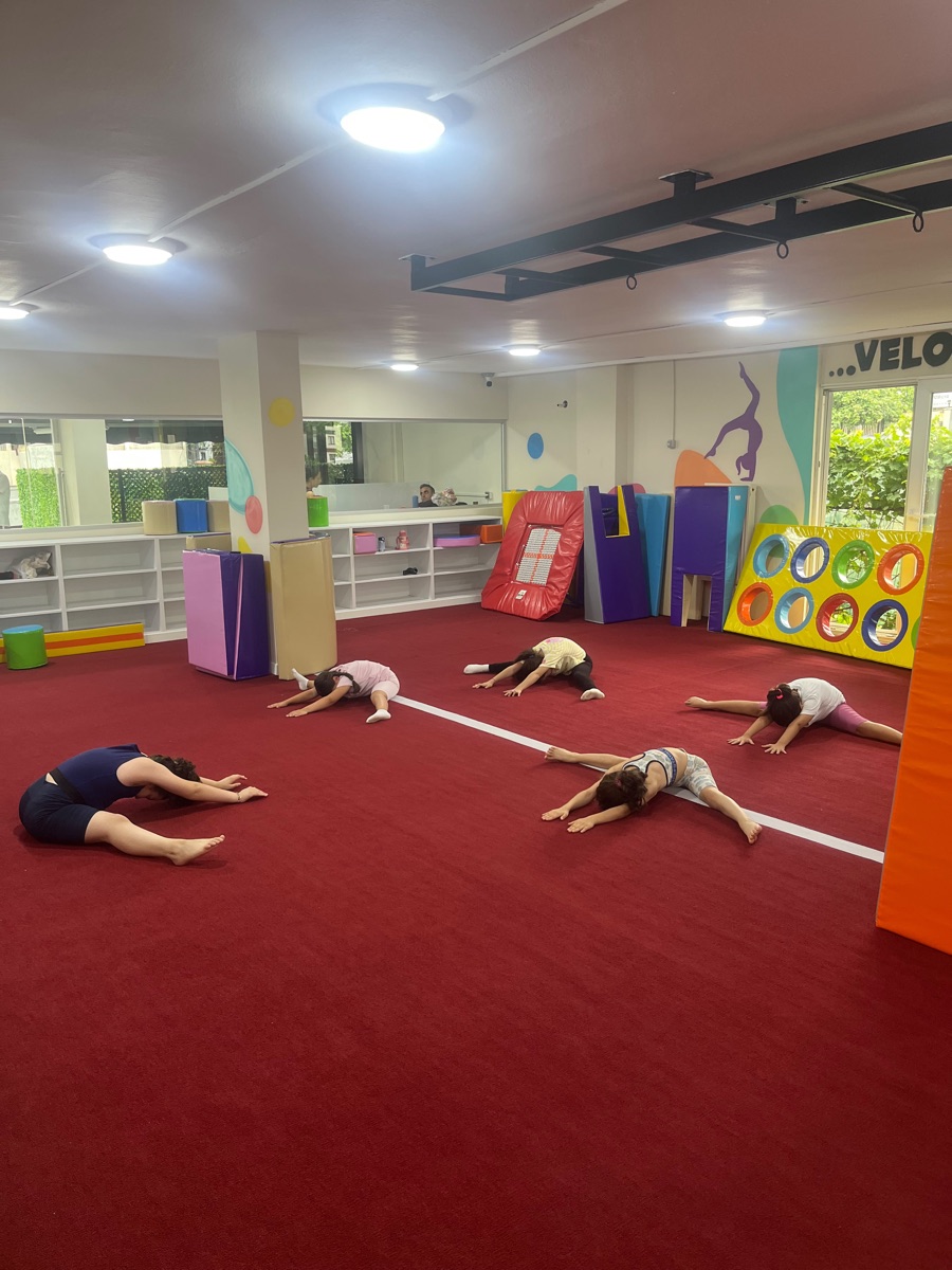 Velora Cimnastik salonunda esneme çalışması yapan çocuk grubu