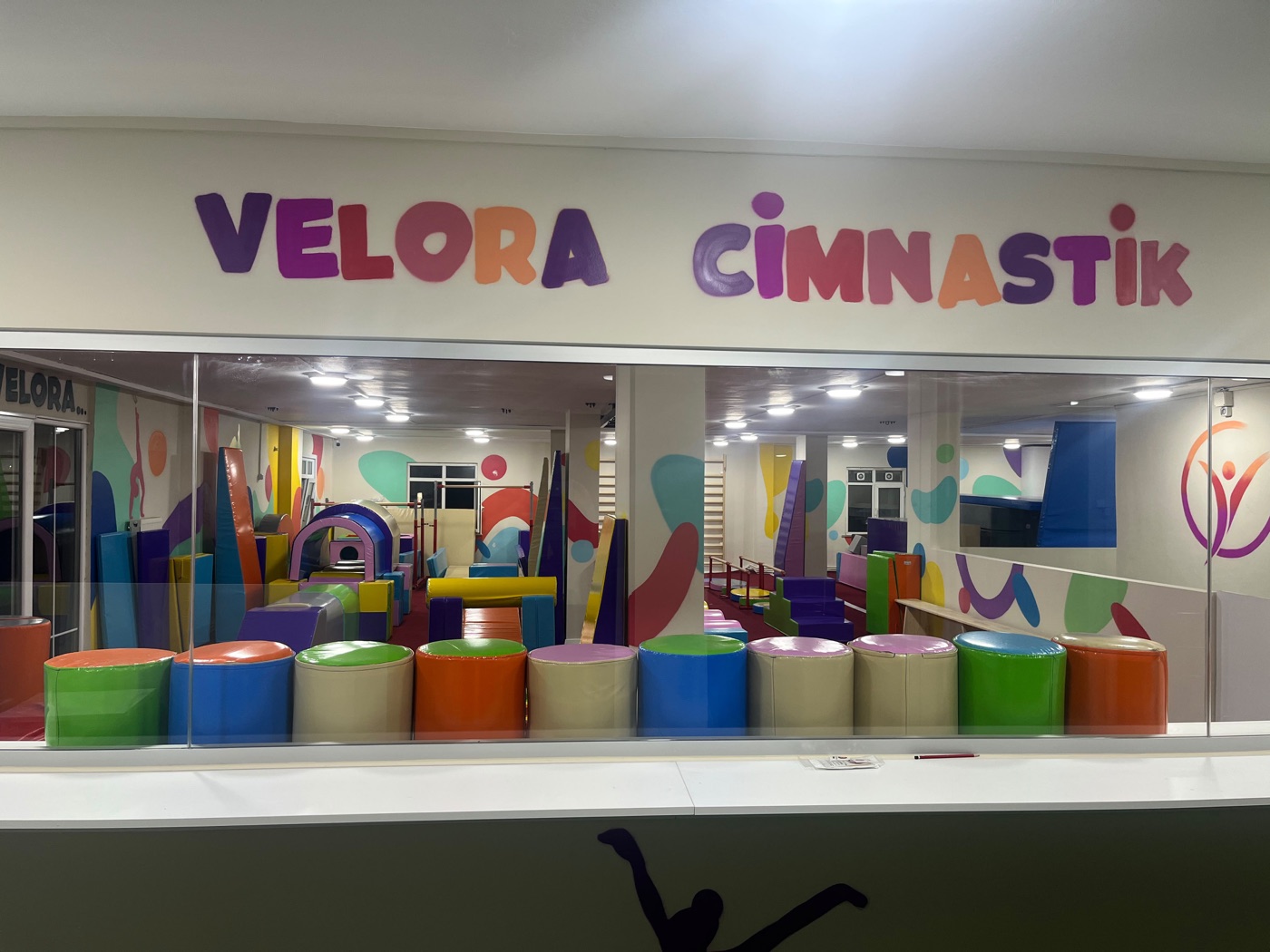 Veli bekleme alanından salonu gösteren cam bölme
